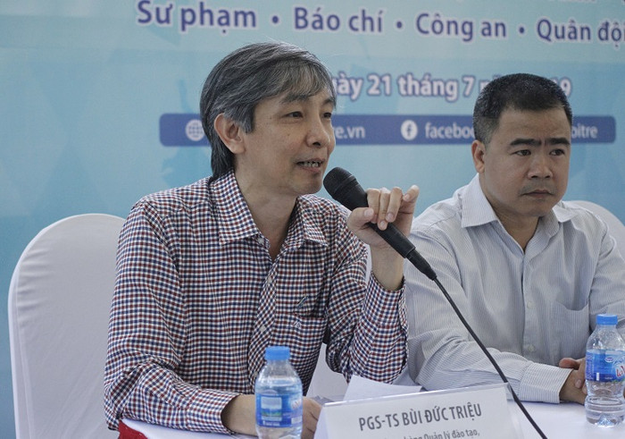 Phó giáo sư Bùi Đức Triệu - Trưởng phòng Đào tạo, Đại học Kinh tế quốc dân khuyên, các thí sinh nên so sánh với mức điểm năm 2018, sau đó nên chọn và đăng ký từ 6- 9 nguyện vọng chia các đăng ký xét tuyển theo 3 nhóm bậc thang: nhóm cao – trung – thấp. (Ảnh: Thùy Linh) Phó giáo sư Bùi Đức Triệu - Trưởng phòng Đào tạo, Đại học Kinh tế quốc dân khuyên, các thí sinh nên so sánh với mức điểm năm 2018, sau đó nên chọn và đăng ký từ 6- 9 nguyện vọng chia các đăng ký xét tuyển theo 3 nhóm bậc thang: nhóm cao – trung – thấp. (Ảnh: Thùy Linh)