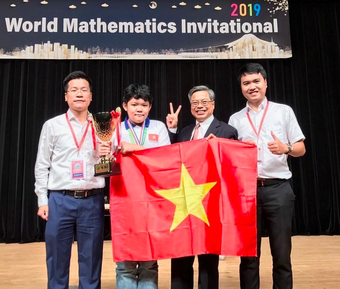 Em Lương Mạnh Đức (học sinh lớp 9H1, Trường Trung học cơ sở Trưng Vương) đoạt Cúp Đặc biệt Ngôi sao Thế giới khi có điểm cao nhất trong các thí sinh đạt giải Kim cương (Ảnh: Ban tổ chức) Em Lương Mạnh Đức (học sinh lớp 9H1, Trường Trung học cơ sở Trưng Vương) đoạt Cúp Đặc biệt Ngôi sao Thế giới khi có điểm cao nhất trong các thí sinh đạt giải Kim cương (Ảnh: Ban tổ chức)