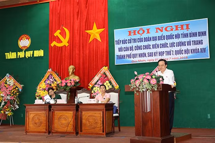 “Hiện tại, Bộ Giáo dục và Đào tạo đang tiếp nhận các bộ sách giáo khoa lớp 1 của các tổ chức, cá nhân biên để tới đây sẽ tiến hành thẩm định và lựa chọn ra những sách giáo khoa chất lượng nhất, đáp ứng yêu cầu của chương trình giáo dục phổ thông mới”, Bộ trưởng Phùng Xuân Nhạ nói. (Ảnh: Bộ Giáo dục và Đào tạo)