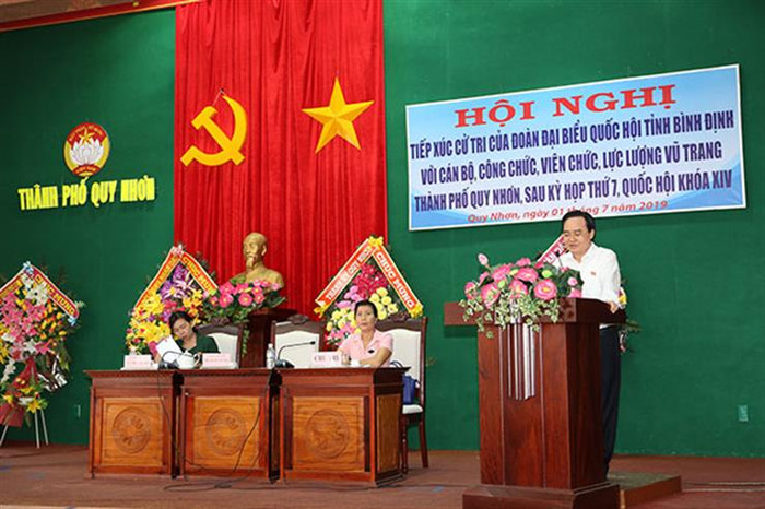 “Hiện tại, Bộ Giáo dục và Đào tạo đang tiếp nhận các bộ sách giáo khoa lớp 1 của các tổ chức, cá nhân biên để tới đây sẽ tiến hành thẩm định và lựa chọn ra những sách giáo khoa chất lượng nhất, đáp ứng yêu cầu của chương trình giáo dục phổ thông mới”, Bộ trưởng Phùng Xuân Nhạ nói. (Ảnh: Bộ Giáo dục và Đào tạo) “Hiện tại, Bộ Giáo dục và Đào tạo đang tiếp nhận các bộ sách giáo khoa lớp 1 của các tổ chức, cá nhân biên để tới đây sẽ tiến hành thẩm định và lựa chọn ra những sách giáo khoa chất lượng nhất, đáp ứng yêu cầu của chương trình giáo dục phổ thông mới”, Bộ trưởng Phùng Xuân Nhạ nói. (Ảnh: Bộ Giáo dục và Đào tạo)