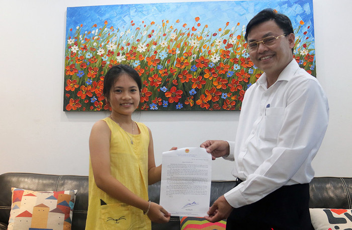 Ông Hoàng Văn Thức, Phó Tổng cục trưởng Tổng cục Môi trường trao Thư của Bộ trưởng Trần Hồng Hà gửi bé Nguyệt Linh (Ảnh: Nguồn Báo Tài nguyên và môi trường) Ông Hoàng Văn Thức, Phó Tổng cục trưởng Tổng cục Môi trường trao Thư của Bộ trưởng Trần Hồng Hà gửi bé Nguyệt Linh (Ảnh: Nguồn Báo Tài nguyên và môi trường)