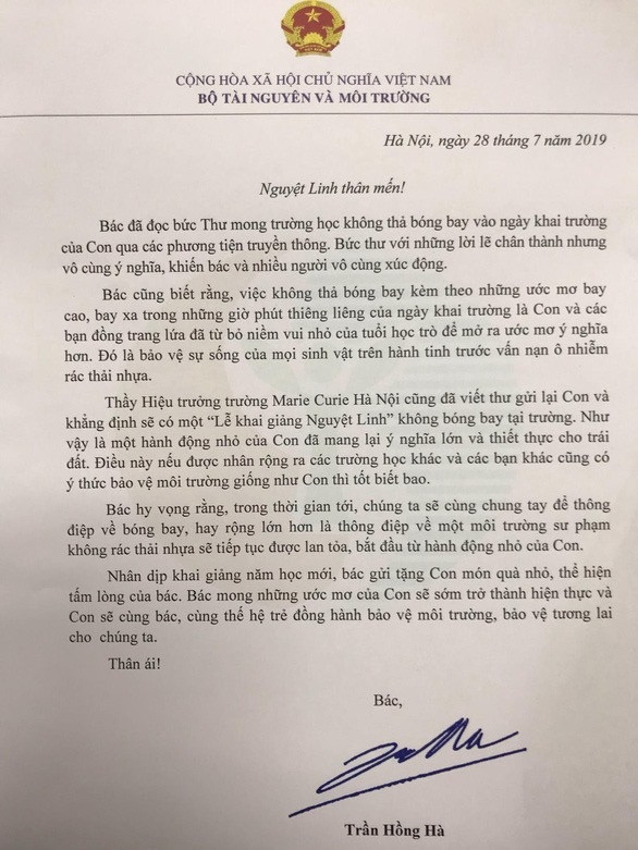 Bộ trưởng Bộ Tài nguyên Môi trường - Trần Hồng Hà chia sẻ ông rất xúc động trước tâm nguyện nhỏ bé nhưng đầy trách nhiệm của cô học trò lớp 5. Bộ trưởng Bộ Tài nguyên Môi trường - Trần Hồng Hà chia sẻ ông rất xúc động trước tâm nguyện nhỏ bé nhưng đầy trách nhiệm của cô học trò lớp 5.