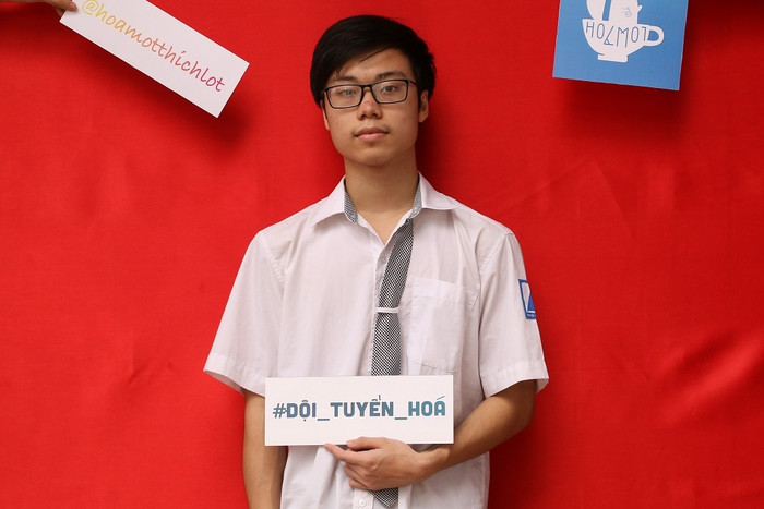 Trần Bá Tân (lớp 12 Trường Trung học phổ thông Chuyên Hà Nội – Amsterdam) đã ghi tên mình vào lịch sử khi là thí sinh Việt Nam đầu tiên đạt điểm tuyệt đối phần thi thực hành trong một kỳ thi Olympic quốc tế. (Ảnh: Bá Tân cung cấp) Trần Bá Tân (lớp 12 Trường Trung học phổ thông Chuyên Hà Nội – Amsterdam) đã ghi tên mình vào lịch sử khi là thí sinh Việt Nam đầu tiên đạt điểm tuyệt đối phần thi thực hành trong một kỳ thi Olympic quốc tế. (Ảnh: Bá Tân cung cấp)