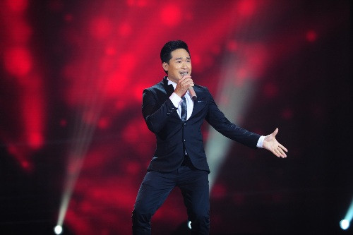 Lương Chí Cường chọn một ca khúc tủ “Người Mẹ miền Nam tay không thắng giặc” để đối đầu với của Diễm Hương. Lương Chí Cường chọn một ca khúc tủ “Người Mẹ miền Nam tay không thắng giặc” để đối đầu với của Diễm Hương.