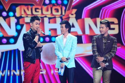 Tùng Lâm liên tục "Chặt chém" đàn anh trên sân khấu. Tùng Lâm liên tục "Chặt chém" đàn anh trên sân khấu.