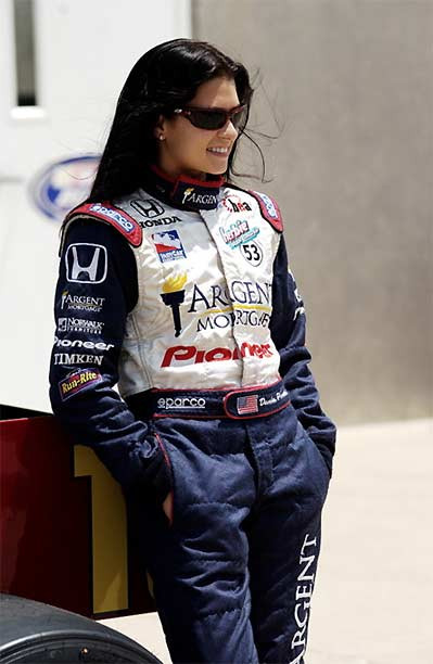 Danica Patrick luôn là một phần đặc biệt trên đường đua IndyCar, loại xe có hình dáng gần giống xe F1. Danica Patrick luôn là một phần đặc biệt trên đường đua IndyCar, loại xe có hình dáng gần giống xe F1.