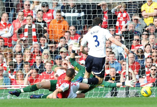 Gareth Bale (Tottenham) sỡ hữu bước chạy thần tốc, nhưng đôi khi đó cũng là lý do giúp tiền vệ này có những màn kịch rất đạt.