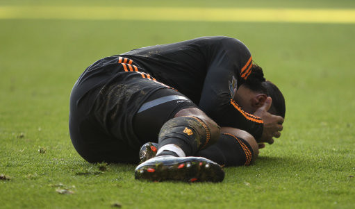 Không khó để NHM bắt gặp tiền đạo Didier Drogba (Chelsea) có những màn kịch thế này.