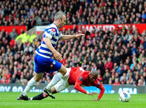Và tất nhiên rồi, đứng đầu danh sách này về khả năng kịch sỹ thì chỉ có thể là Ashley Young (Man United). Tiền vệ người Anh đang trở thành trung tâm của Premier League. Ở trận thắng Aston Villa đêm qua, cựu tiền vệ Aston Villa đã có pha ăn vạ đại tài để kiếm penalty cho Manchester United. Trước đó 1 tuần, Ashley Young cũng đã ăn vạ kiếm penalty và khiến Shaun Derry của QPR bị truất quyền thi đấu. Hơn nữa,Young còn có tiền sử ăn vạ, bởi ở trận đấu thuộc vòng loại Euro 2012 gặp Montenegro, cựu tiền vệ Aston Villa cũng có pha ăn vạ kiếm phạt đền.