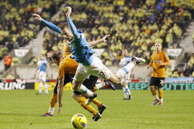 Sebastian Larsson (Sunderland) sẵn sàng ngã bất cứ lúc nào, chỉ cần có một điểm tựa.