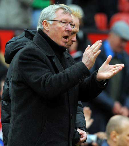 Trận cầu giữa MU và Aston Villa đêm qua không chỉ biết đến với chiến thắng 4-0 của Quỷ đỏ để duy trì khoảng cách an toàn trong cuộc đua song mã cùng Man City, mà còn biết đến một khía cạnh khác. Đó là pha đóng kịch đại tài của tiền vệ tuyển Anh, Ashley Young. Ngay cả HLV Ferguson cũng lên tiếng thẳng thắn thừa nhận đó là một pha đóng kịch hơi quá của cậu học trò. Và dưới đây là 10 nghệ sỹ đóng kịch trên sân cỏ.