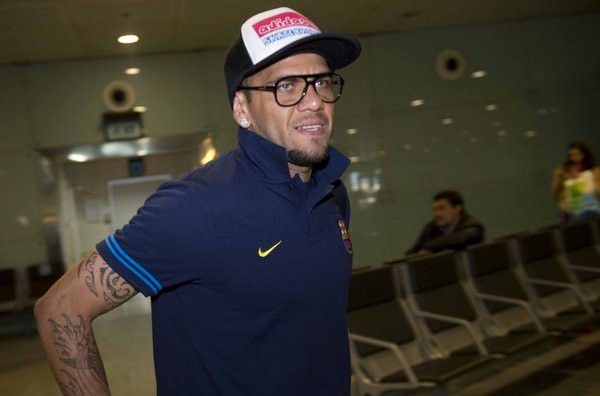 Dani Alves trông rất ngầu với cặp kính. Dani Alves trông rất ngầu với cặp kính.