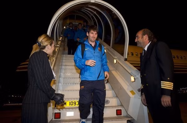 Sau hơn 7 mùa giải khoác áo Barca, Messi đã trở thành chân sút vĩ đại nhất trong lịch sử đội bóng với tổng cộng 243 pha lập công.Và với phong độ chói sáng như thế thì câu hỏi đặt ra lúc này là…