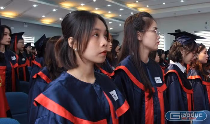 Việc tuyển dụng giáo viên ở Quảng Ngãi gặp nhiều khó khăn khi số lượng hồ sơ đăng ký dự thi ít hơn nhu cầu cần tuyển dụng. (Trong ảnh: sinh viên ngành Sư phạm của Trường Đại học Ngoại ngữ - Đại học Đà Nẵng).