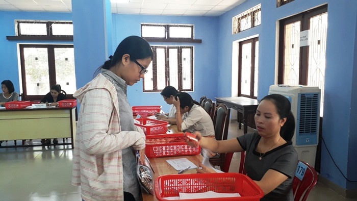 Thí sinh nộp đơn nhập học vào Đại học Huế. Ảnh: TL Thí sinh nộp đơn nhập học vào Đại học Huế. Ảnh: TL