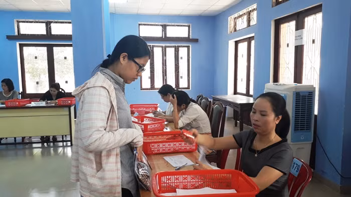 Thí sinh nộp đơn nhập học vào Đại học Huế. Ảnh: TL