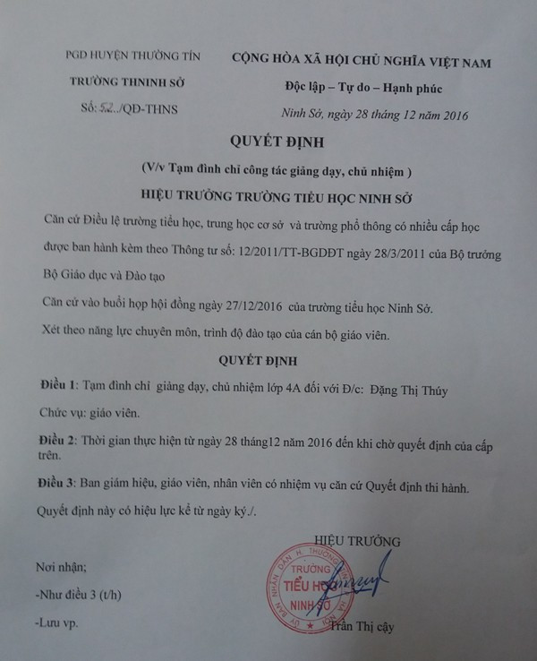 Quyết định tạm đình chỉ giảng dạy, giáo viên chủ nhiệm đối với cô Đặng Thị Thúy của Trường tiểu học Ninh Sở. Ảnh Trần Việt.