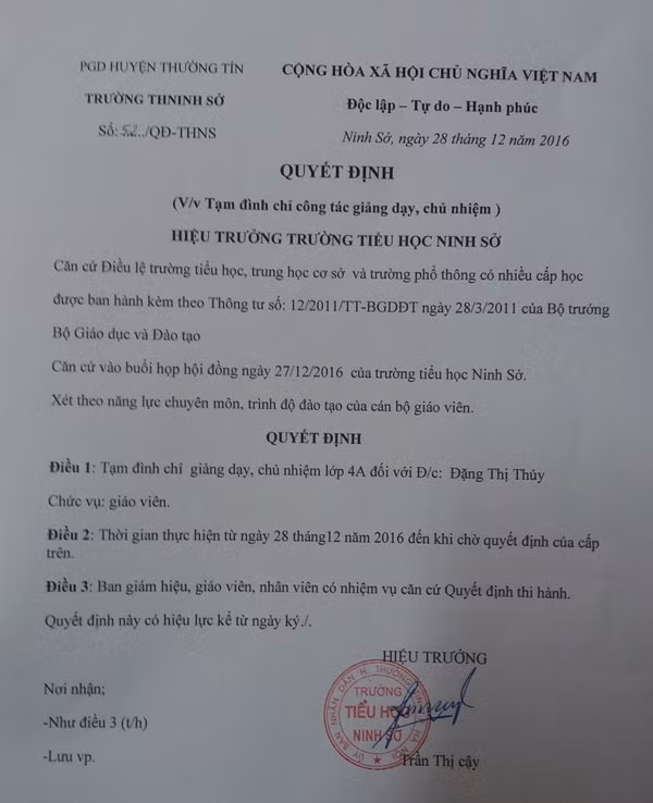Quyết định tạm đình chỉ giảng dạy, giáo viên chủ nhiệm đối với cô Đặng Thị Thúy của Trường tiểu học Ninh Sở. Ảnh Trần Việt.
