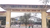 Trường tiểu học Ninh Sở, huyện Thường Tín, thành phố Hà Nội nơi đã xảy ra việc giáo viên chủ nhiệm cho 40 học sinh tát sưng má bạn cùng lớp vì trót nói bậy trong giờ ra chơi. Ảnh Trần Việt.