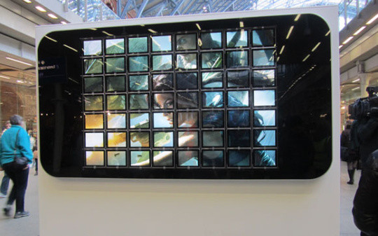 2. iPhone khổng lồ được ghép từ nhiều iPad Chính xác thì màn hình của chiếc iPhone khổng lồ được ghép từ 56 chiếc iPad. Mẫu di động ngoại cỡ từng xuất hiện tại nhà ga St Pancras (Luân Đôn, Anh) nhằm quảng bá cho tựa game Lara Croft Guardian of Light khi trình làng trên iOS. Thật khó bỏ qua nếu nhìn thấy màn quảng cáo ấn tượng này.