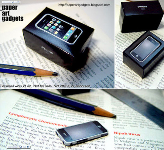1. iPhone tí hon Trên thực tế, chiếc iPhone bé nhỏ này được làm bằng giấy. Nhưng về mức độ chi tiết thì chúng không hề thua kém nguyên mẫu, thậm chí hộp đựng cũng giống hệt nữa nhé. Đây là một trong những tác phẩm cắt giấy được thực hiện kỳ công bởi nghệ nhân Sonicscape Jun.