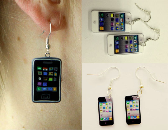 5. Khuyên tai iPhone Mẫu khuyên tai iPhone thật sự cá tính và độc đáo. Có nhiều loại cho bạn lựa chọn, từ phong cách iPhone 2G cho đến iPhone 4S đình đám hiện nay. Nếu là con trai, ý tưởng mua tặng bạn gái một cặp khuyên tai hình iPhone cũng không tệ chứ nhỉ?