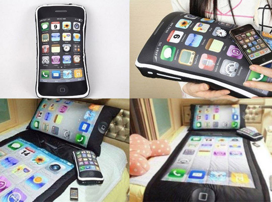 4. iPhone gối ôm Gối ôm iCushion được thiết kế như chiếc iPhone thứ thiệt. Ngoài việc đem lại cảm giác mềm mại và thoải mái cho người dùng, iCushion có thêm một ngăn để nhét iPhone vào. Thật thú vị nếu bạn xài thêm bộ chăn ga iPhone trong phòng ngủ. Sản phẩm đang bán rất chạy và hầu hết khách hàng là người trẻ tuổi.