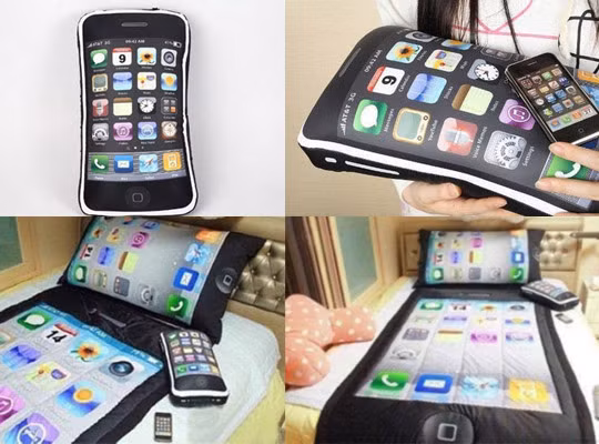 4. iPhone gối ôm Gối ôm iCushion được thiết kế như chiếc iPhone thứ thiệt. Ngoài việc đem lại cảm giác mềm mại và thoải mái cho người dùng, iCushion có thêm một ngăn để nhét iPhone vào. Thật thú vị nếu bạn xài thêm bộ chăn ga iPhone trong phòng ngủ. Sản phẩm đang bán rất chạy và hầu hết khách hàng là người trẻ tuổi. 4. iPhone gối ôm Gối ôm iCushion được thiết kế như chiếc iPhone thứ thiệt. Ngoài việc đem lại cảm giác mềm mại và thoải mái cho người dùng, iCushion có thêm một ngăn để nhét iPhone vào. Thật thú vị nếu bạn xài thêm bộ chăn ga iPhone trong phòng ngủ. Sản phẩm đang bán rất chạy và hầu hết khách hàng là người trẻ tuổi.