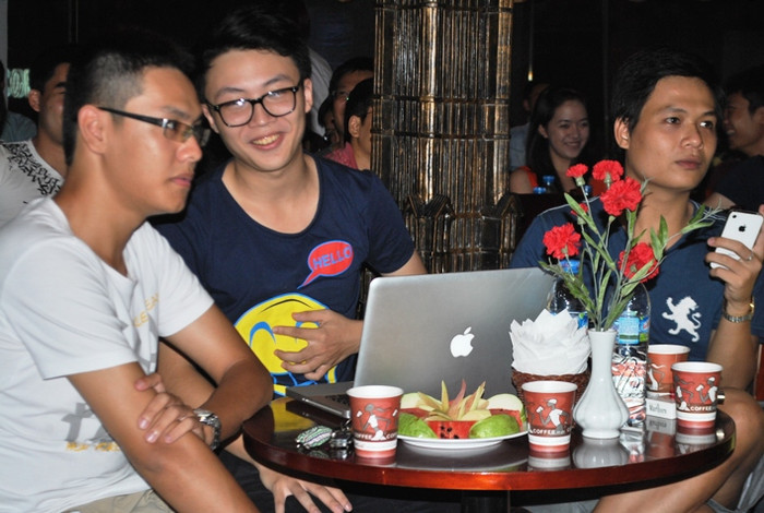 Khách mời phấn khích được thử nghiệm các tính năng của chiếc điện thoại iPhone 5.