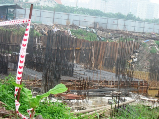 Qua hai năm thi công, dự án chung cư Tincom Pháp Vân vẫn chưa xong phần móng.
