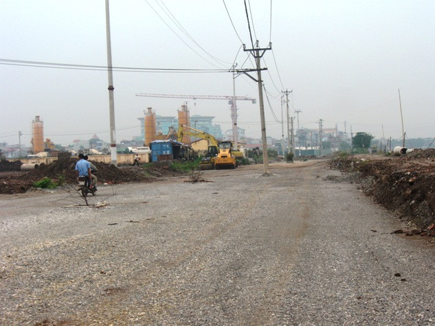 Thực tế đường vào công trình dự án chung cư Tincom Pháp Vân ngày ngày vẫn có hàng trăm lượt xe tải các loại chở vật liệu đi vào.