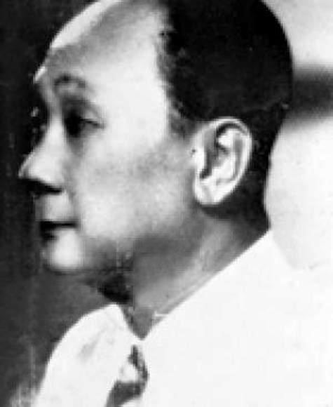 Thời hoàng kim, Lê Công Phước (1901 - 1950) được giới nhà giàu khắp Nam, Trung, Bắc tôn sùng là “ông hoàng” vì phong cách rất phong lưu mang dáng dấp của giới quý tộc phương Tây. Không chỉ nổi tiếng trong nước, ngay tại Paris tráng lệ Lê Công Phước cũng được xem là "ông hoàng" khi luôn xuất hiện ở những nơi ăn chơi nổi tiếng dành cho giới quý tộc, thượng lưu, bên tay luôn kè kè một cô gái Nga xinh đẹp dòng dõi quý tộc…