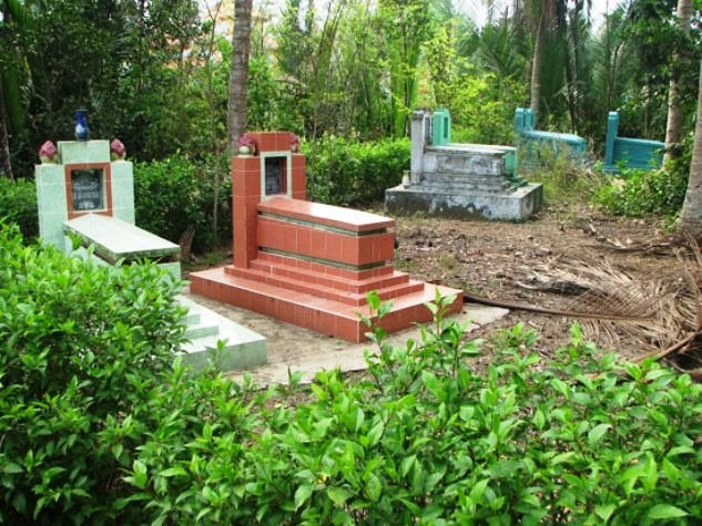 Mộ của Bạch công tử Lê Công Phước (màu hồng ở giữa).