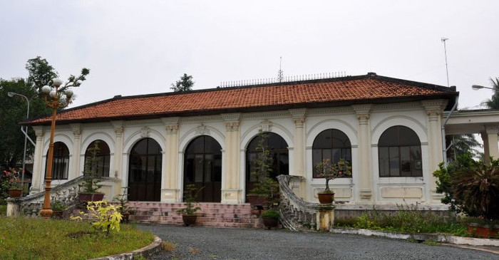 Nhưng ít ai biết Bạch công tử sau tháng ngày sống phong lưu, về già lại phải cậy nhờ người dưng. Ngày càng lún sâu vào nghiện ngập, tài sản lần lượt bán hết, người ta thấy ông lang thang ở vườn Ông Thượng (nay là Tao Đàn, TP.Hồ Chí Minh). Sau đó ông được một người thân là Nguyễn Hoàng Phi mang về chăm sóc. Nhưng vì hậu quả của nghiện ngập, Bạch công tử mất đầu năm 1950 (Nhà cũ của ông Nguyễn Hoàng Phi – nơi Bạch công tử qua đời).