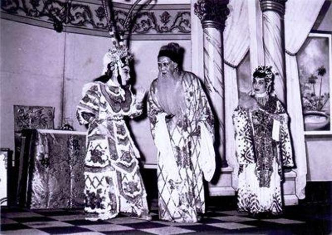 Giàu có và nổi tiếng là người "Tây hóa" trong thú tiêu xài nhưng Bạch công tử lại đam mê cải lương, ông tự "sắm" cho mình hai đoàn cải lương Huỳnh Kỳ chủ yếu để thỏa mãn đam mê.