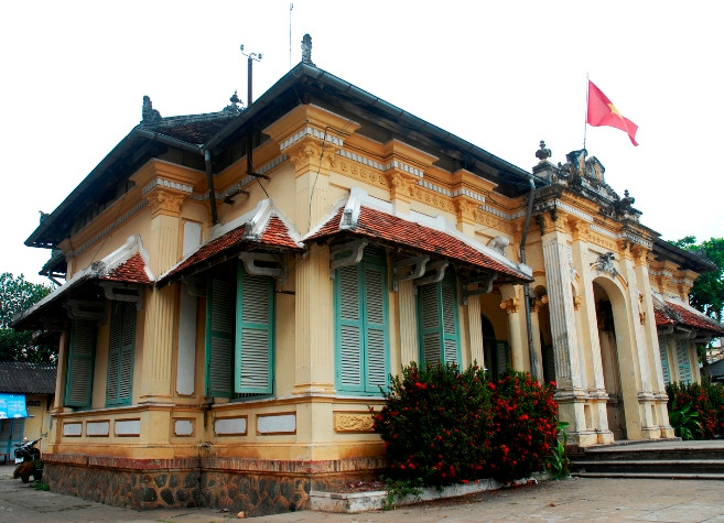 Ngôi nhà của Bạch Công tử trước kia hiện nay là phòng Văn hóa thể thao du lịch TP Mỹ Tho,biệt thự mang đậm phong cách phương Tây.