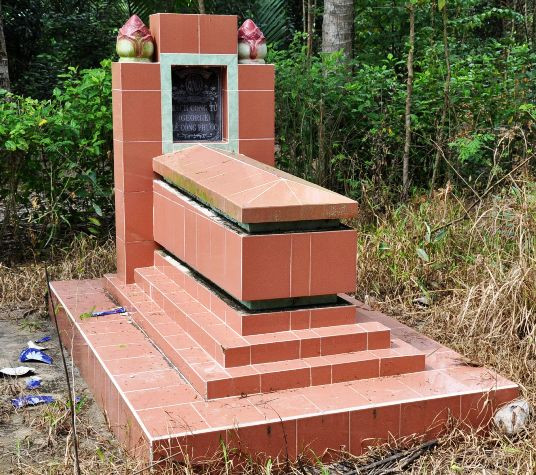 Do Bạch công tử không có con nên việc hương khói viếng thăm của người thân không thường xuyên.