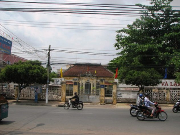 Trong số tài sản kếch xù của Bạch công tử còn hiện hữu đến ngày nay chính là khu nhà cổ hiện đang được sử dụng làm khu hành chính của huyện Chợ Gạo - Tiền Giang và toà nhà hiện giờ là Phòng văn hóa thể thao du lịch TP.Mỹ Tho - Tiền Giang.