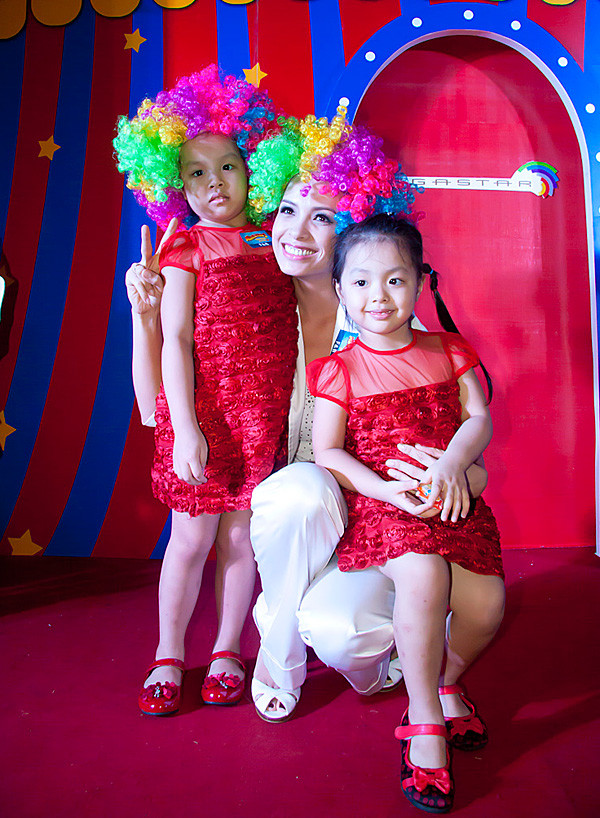 Thúy Hạnh cùng hai cô công chúa nhỏ Thúy Hạnh cùng hai cô công chúa nhỏ
