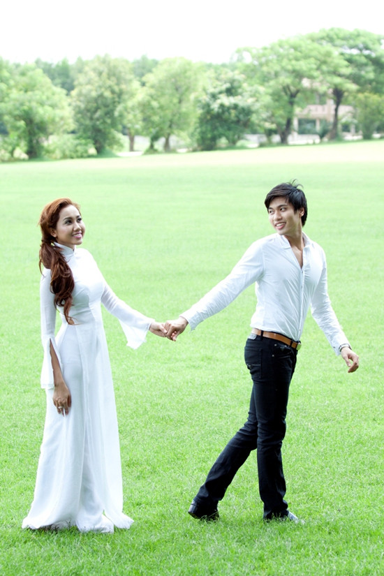 Mỹ Xuân thẻ hiện vẻ nữ tính và nét bỡ ngỡ cũng như niềm hạnh phúc của một cô gái trẻ trong những bức ảnh cưới lãng mạn. Mỹ Xuân thẻ hiện vẻ nữ tính và nét bỡ ngỡ cũng như niềm hạnh phúc của một cô gái trẻ trong những bức ảnh cưới lãng mạn.