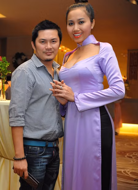 Nhà thiết kế Vũ Phong bên Mỹ Xuân trong Liên hoan Người mẫu Thời trang Việt Nam, tối 29/12/2011, tại TP HCM. Vũ Phong vốn được biết đến với các thiết kế áo dài và áo dạ hội ở khu vực miền Tây,, ngoài ra anh còn được biết đến với biệt danh “ông trùm hoa hậu” của khu vực đồng bằng sông Cửu Long.