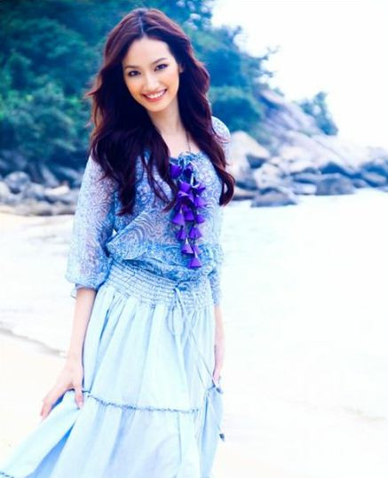 Trúc Diễm khoe dáng xinh trên bờ biển vào tháng 3/2011. Trúc Diễm khoe dáng xinh trên bờ biển vào tháng 3/2011.