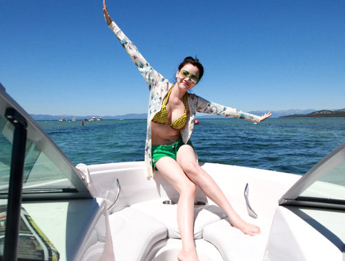 Á hậu được trải nghiệm cảm giác ngồi trên du thuyền ngắm cảnh biển ở Mỹ vào tháng 9/2010.