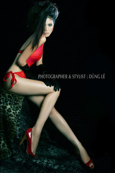 Ấn tượng hơn cả là những bộ ảnh chụp với bikini vào tháng 2/2010, người mẫu cá tính khoe ba vòng gợi cảm cùng phong cách sắc lạnh đầy quyến rũ. (Theo vtc) Ấn tượng hơn cả là những bộ ảnh chụp với bikini vào tháng 2/2010, người mẫu cá tính khoe ba vòng gợi cảm cùng phong cách sắc lạnh đầy quyến rũ. (Theo vtc)