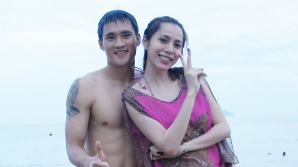 Cặp đôi Thủy Tiên - Công Vinh cùng nhau tận hưởng cảnh đẹp thơ mộng của biển. Cặp đôi Thủy Tiên - Công Vinh cùng nhau tận hưởng cảnh đẹp thơ mộng của biển.