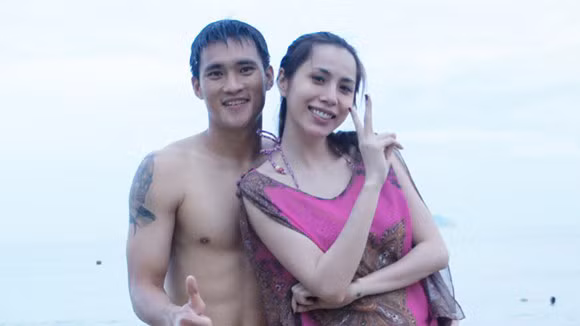 Cặp đôi Thủy Tiên - Công Vinh cùng nhau tận hưởng cảnh đẹp thơ mộng của biển.