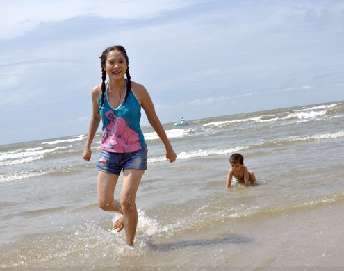 Hai mẹ con có những giây phút nô đùa trên sóng biển thật vui vẻ. Hai mẹ con có những giây phút nô đùa trên sóng biển thật vui vẻ.