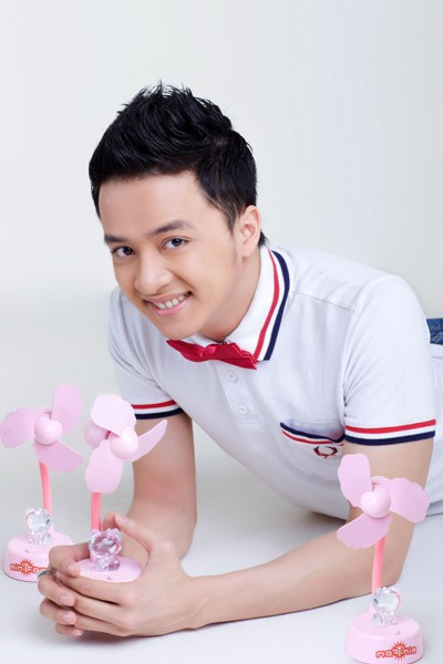 Bay Show là một trong những chương trình ca nhạc mang phong cách cabaret châu Âu và sự pha trộn của các tiết mục Việt Nam với màn trình diễn sôi động, bốc lửa. Sau đêm khai mạc với phần biểu diễn bốc lửa của ca sĩ Hoàng Thuỳ Linh, Cao Thái Sơn sẽ xuất hiện với vai trò ngôi sao của đêm và trình diễn ba bài hát. (Theo VNE) Bay Show là một trong những chương trình ca nhạc mang phong cách cabaret châu Âu và sự pha trộn của các tiết mục Việt Nam với màn trình diễn sôi động, bốc lửa. Sau đêm khai mạc với phần biểu diễn bốc lửa của ca sĩ Hoàng Thuỳ Linh, Cao Thái Sơn sẽ xuất hiện với vai trò ngôi sao của đêm và trình diễn ba bài hát. (Theo VNE)