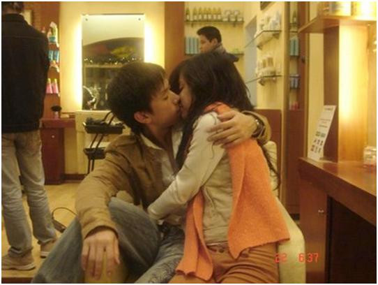 Hoàng Thùy Linh và Việt Dart thuở còn mặn nồng, họ không ngại ngần hôn nhau chốn đông người và cũng không "ngần ngại" khi công khai hình ảnh thân mật trên trang cá nhân. Hoàng Thùy Linh và Việt Dart thuở còn mặn nồng, họ không ngại ngần hôn nhau chốn đông người và cũng không "ngần ngại" khi công khai hình ảnh thân mật trên trang cá nhân.