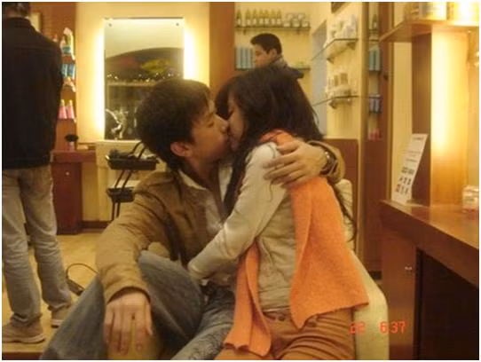 Hoàng Thùy Linh và Việt Dart thuở còn mặn nồng, họ không ngại ngần hôn nhau chốn đông người và cũng không "ngần ngại" khi công khai hình ảnh thân mật trên trang cá nhân.